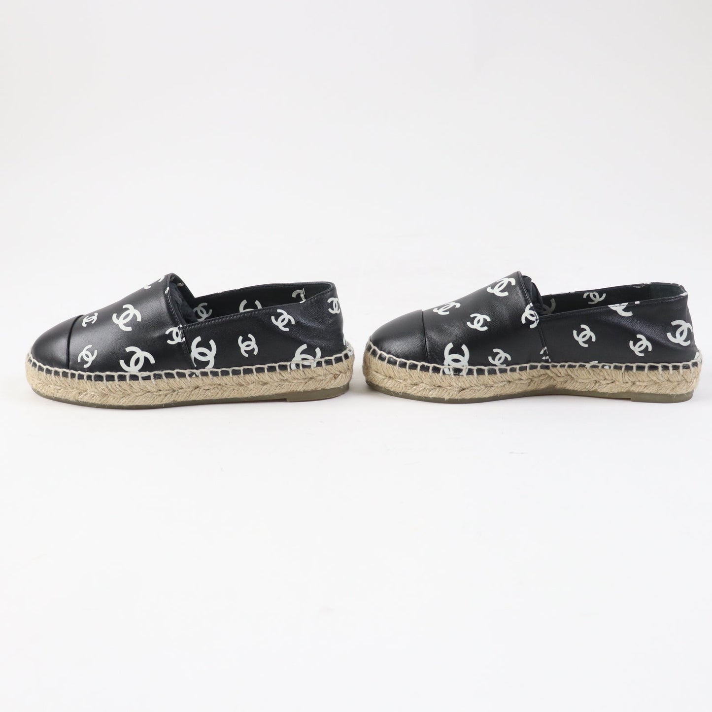 CHANEL Leather Shoes – Black & White Size 35 Collection 22S – 100% Authentic ✨Excellent Pre-Owned Condition, Almost New