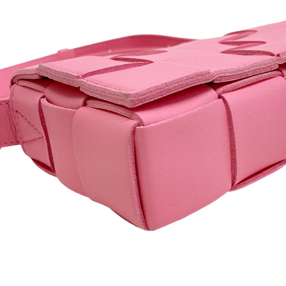 Bottega Veneta Cassette Bag Z0004822 in Pink Nappa Leather – Pre - Owned, 100% Authentic (Genuine), Made in Italy, Designed by Daniel Lee (Circa 2020) Item No. Z0004822 - LLUXE.CA
