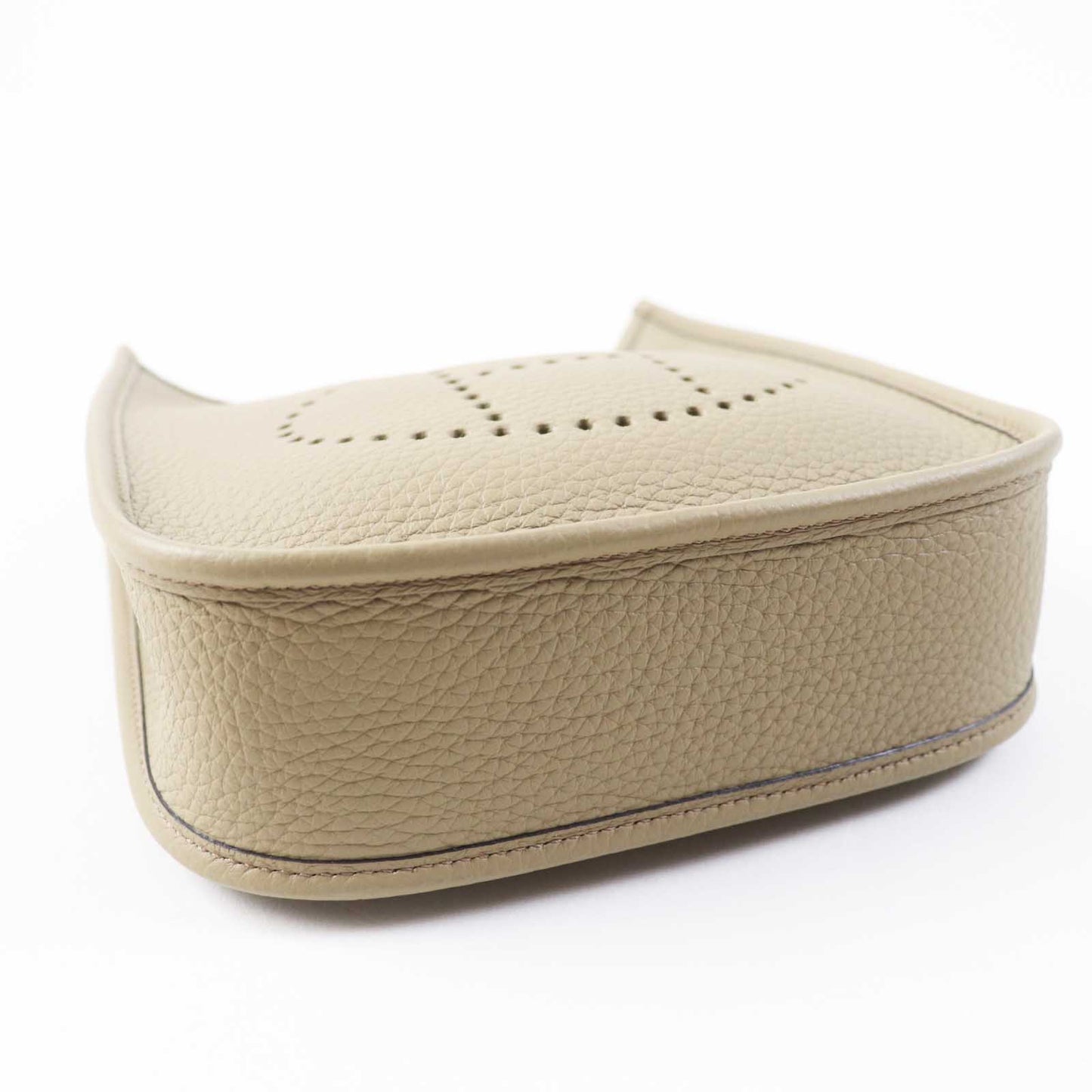 HERMÈS 00020777 Evelyne TPM Taurillon Clémence Leather – Pre - Owned, 100% Authentic Alpha (2020) – The Evelyne TPM’s compact, hands - free design is in high demand, aligning with today’s mini bag trend. Despite being pre - owned, it retains strong value - LLUXE.CA