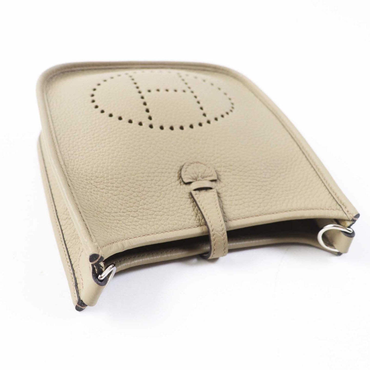 HERMÈS 00020777 Evelyne TPM Taurillon Clémence Leather – Pre - Owned, 100% Authentic Alpha (2020) – The Evelyne TPM’s compact, hands - free design is in high demand, aligning with today’s mini bag trend. Despite being pre - owned, it retains strong value - LLUXE.CA