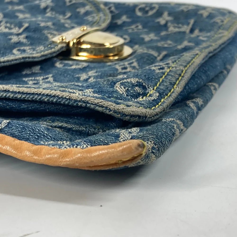 Louis Vuitton Denim Flat Shopper | 1007 - 23644 - 20 MM Blue | Circa 2005 | Made in France - LLUXE.CA
