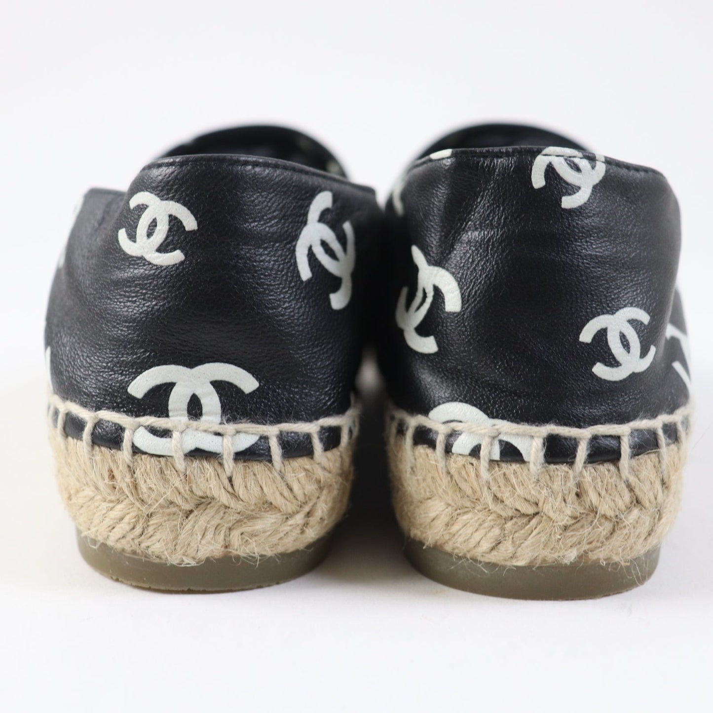 CHANEL Leather Shoes – Black & White Size 35 Collection 22S – 100% Authentic ✨Excellent Pre-Owned Condition, Almost New