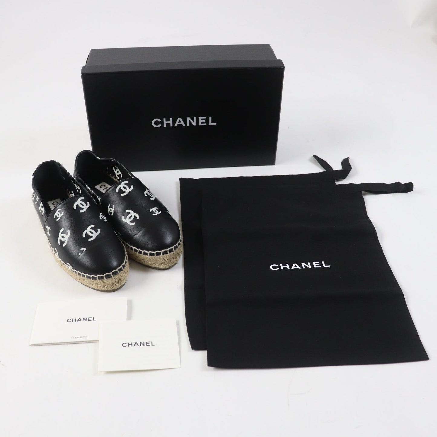 CHANEL Leather Shoes – Black & White Size 35 Collection 22S – 100% Authentic ✨Excellent Pre-Owned Condition, Almost New