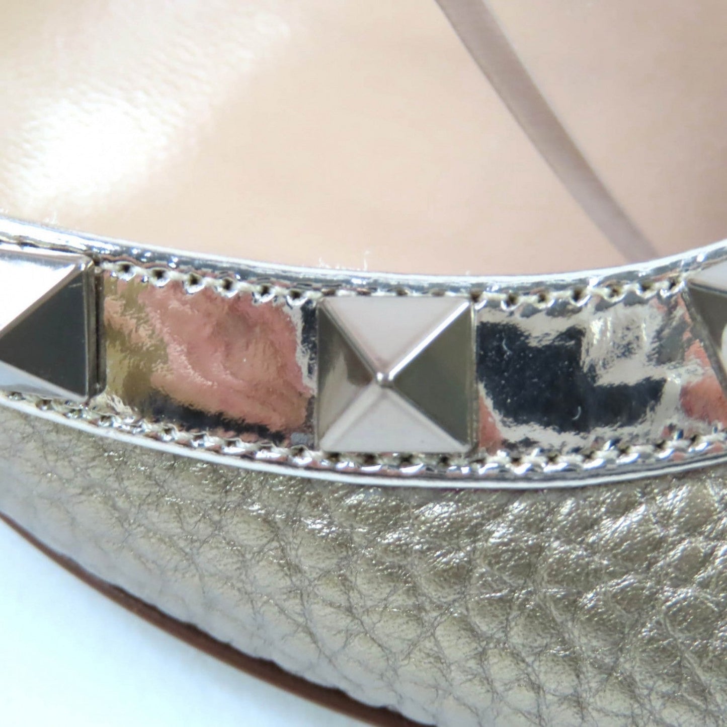 Valentino Garavani Pumps Size 35                                                                                                                                                                      Bronze leather with signature stud accent