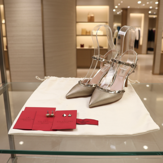 Valentino Garavani Pumps Size 35                                                                                                                                                                      Bronze leather with signature stud accent