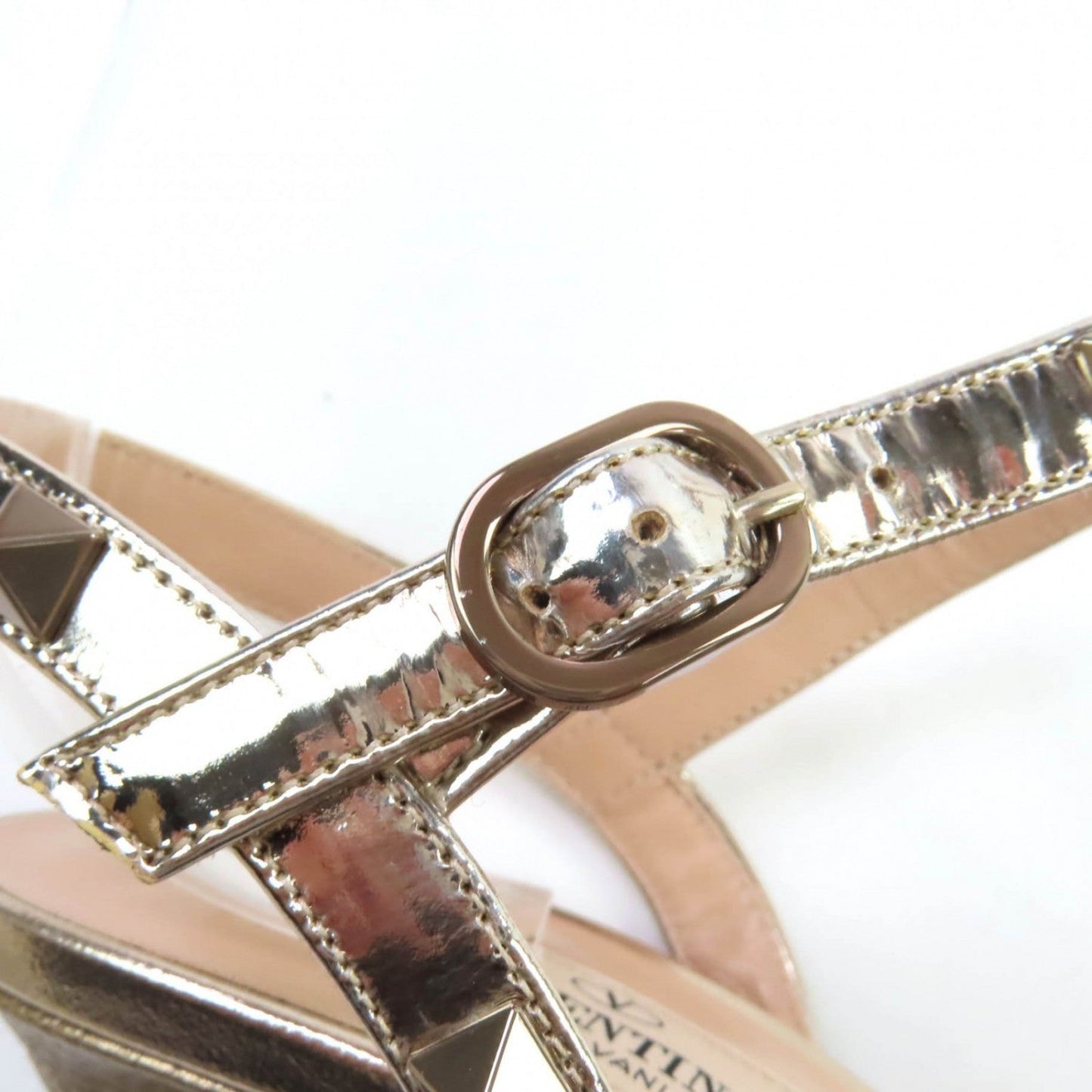 Valentino Garavani Pumps Size 35                                                                                                                                                                      Bronze leather with signature stud accent