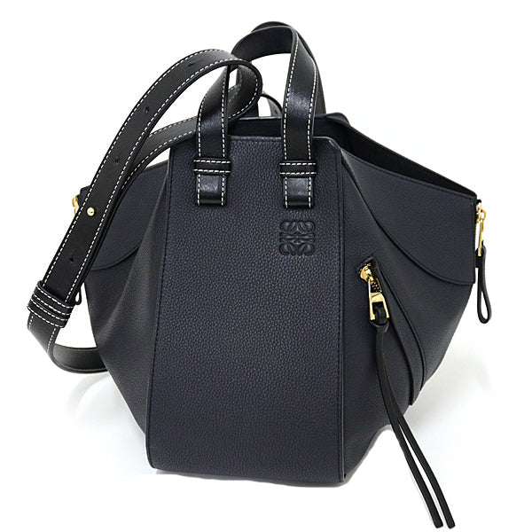 LOEWE Navy Hammock Small 2WAY Navy 100% Authentic Pre-Owned
Designer/Year: Jonathan Anderson – Introduced 2016 Ongoing Collection    A Rank ✨ Excellent