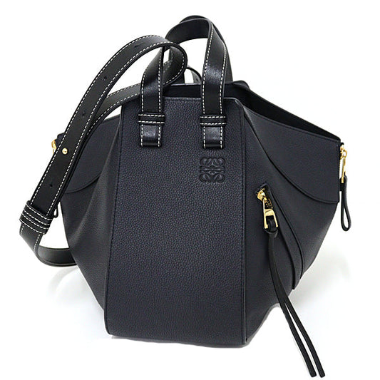 LOEWE Navy Hammock Small 2WAY Navy 100% Authentic Pre-Owned
Designer/Year: Jonathan Anderson – Introduced 2016 Ongoing Collection    A Rank ✨ Excellent