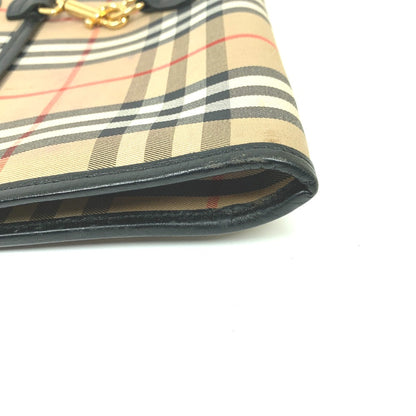 Burberry
Clutch logo 100% Authentic ✨Very Good Pre Owned Condition