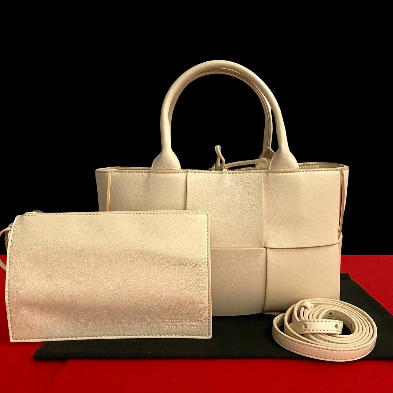Bottega Veneta Arco Shoulder Bag in Pink Leather – Designed by Daniel Lee, Circa 2020 – Pre - Owned, 100% Authentic (Genuine) lm - LLUXE.CA