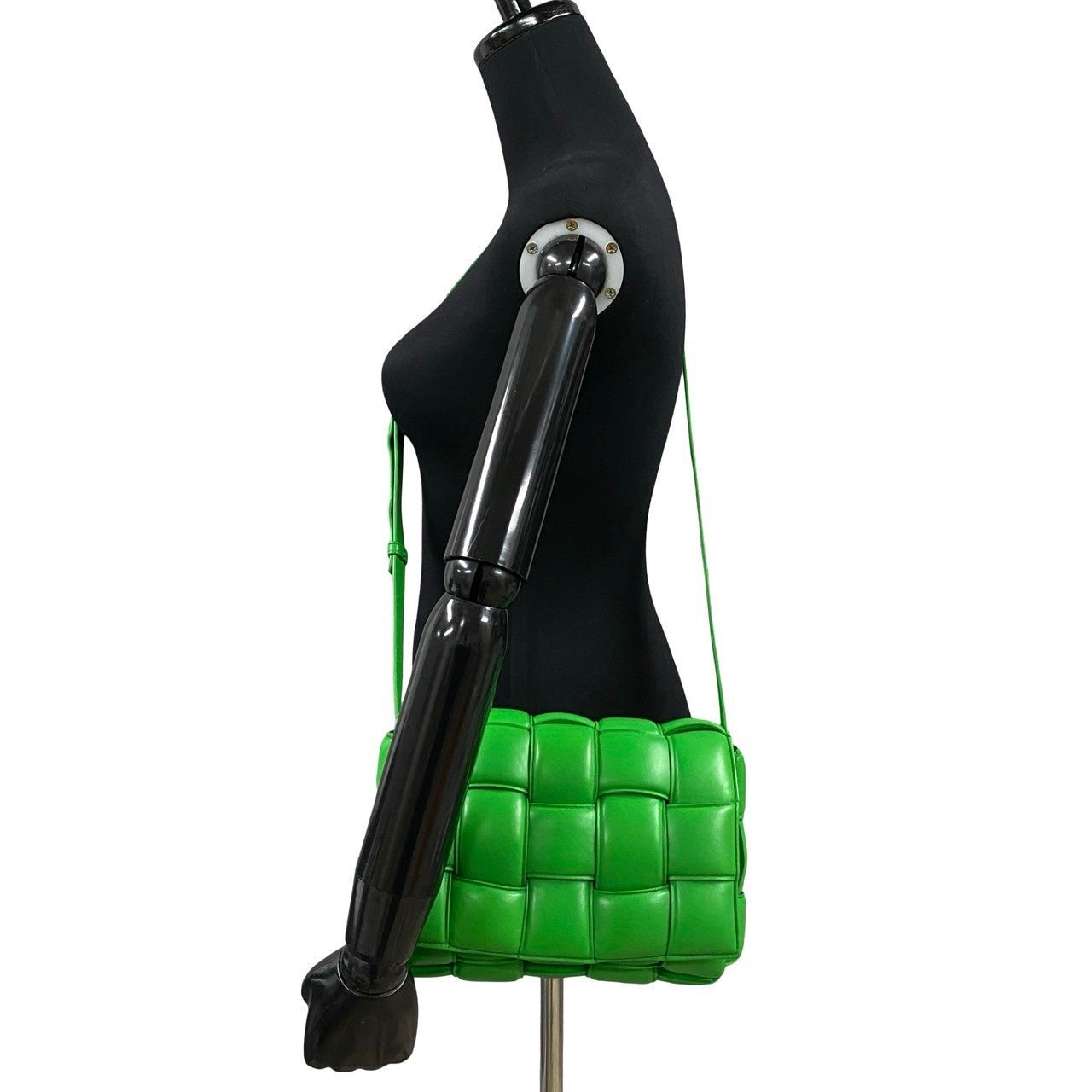 Bottega Veneta Padded Cassette Bag in Green Leather, 2021, Designed by Daniel Lee, Made in Italy – 100% Authentic Pre - Owned Item No. 6sbe - wz397620 - LLUXE.CA