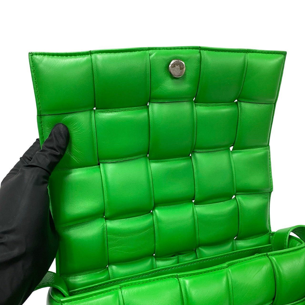 Bottega Veneta Padded Cassette Bag in Green Leather, 2021, Designed by Daniel Lee, Made in Italy – 100% Authentic Pre - Owned Item No. 6sbe - wz397620 - LLUXE.CA