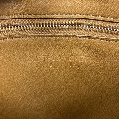 Bottega Veneta Padded Cassette Maxi Intrecciato item No. Z0009509 in Caramel Leather – Designed by Daniel Lee, 2019 Collection, Made in Italy – Pre - Owned, 100% Authentic (Genuine) - LLUXE.CA
