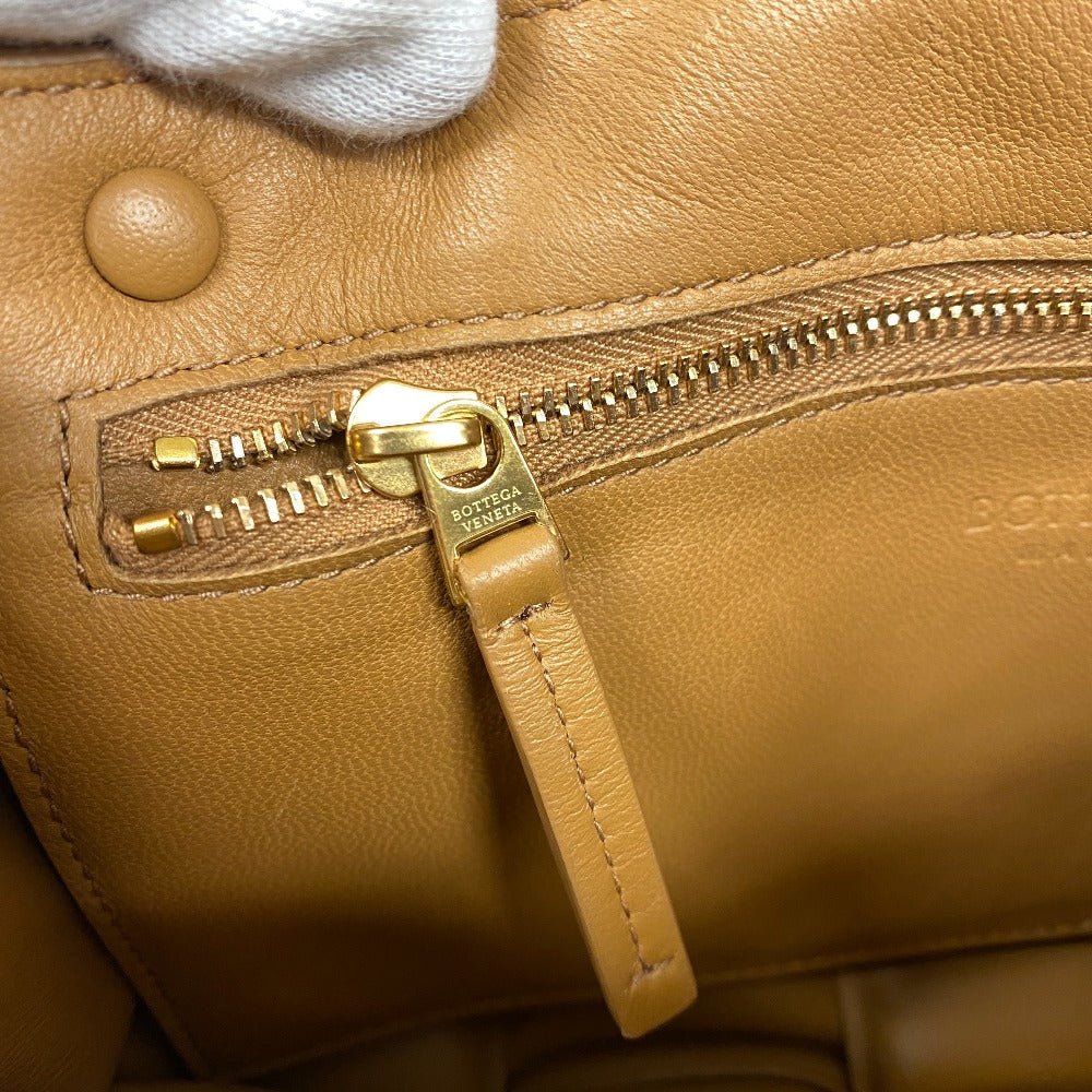 Bottega Veneta Padded Cassette Maxi Intrecciato item No. Z0009509 in Caramel Leather – Designed by Daniel Lee, 2019 Collection, Made in Italy – Pre - Owned, 100% Authentic (Genuine) - LLUXE.CA