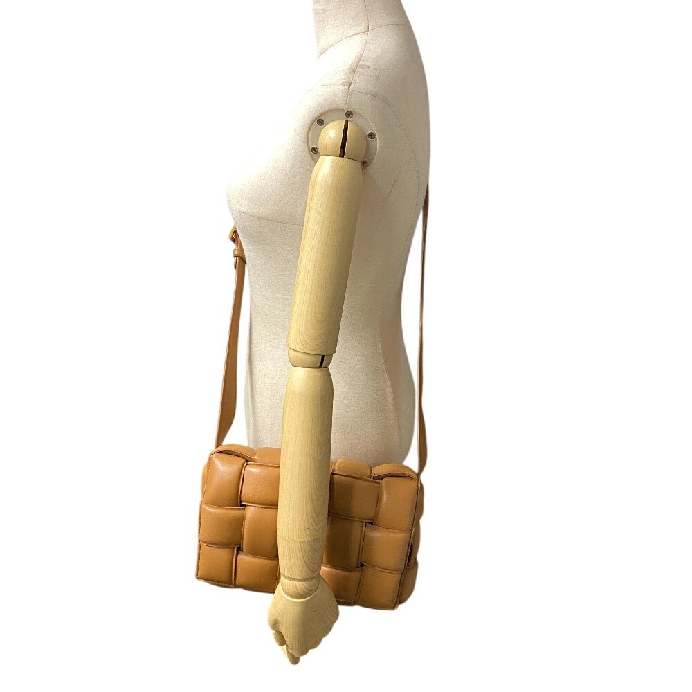 Bottega Veneta Padded Cassette Maxi Intrecciato item No. Z0009509 in Caramel Leather – Designed by Daniel Lee, 2019 Collection, Made in Italy – Pre - Owned, 100% Authentic (Genuine) - LLUXE.CA