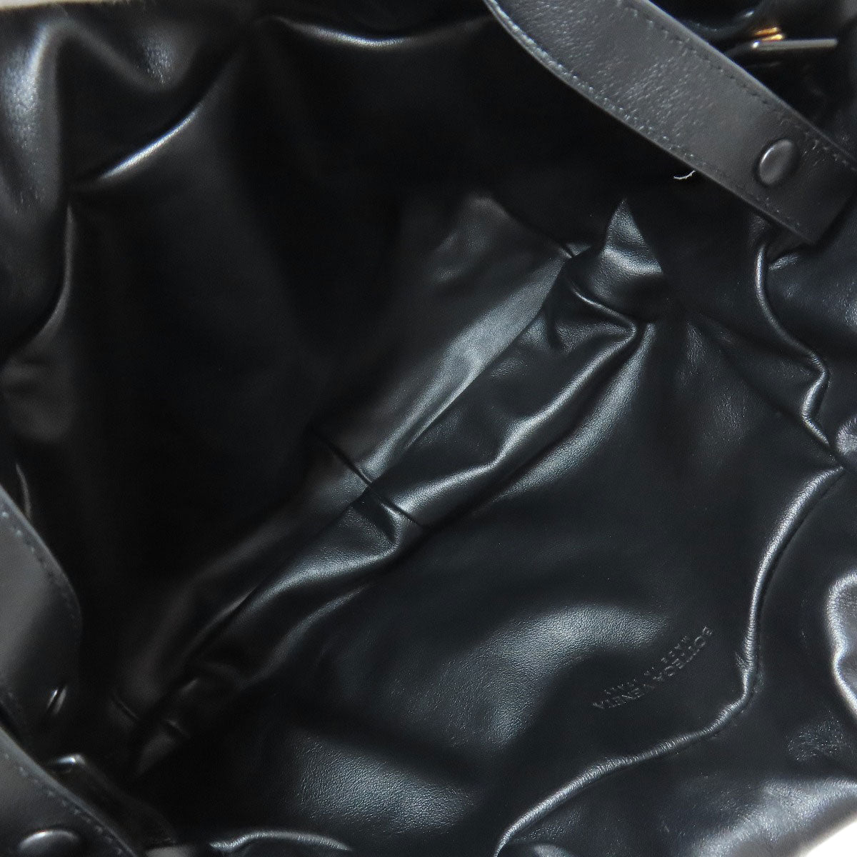 Bottega Veneta Vintage 75708019 Drawstring Bag Calfskin Black | Tomas Maier Era circa 2015 | 100% Authentic Pre - Owned Made in Italy - LLUXE.CA