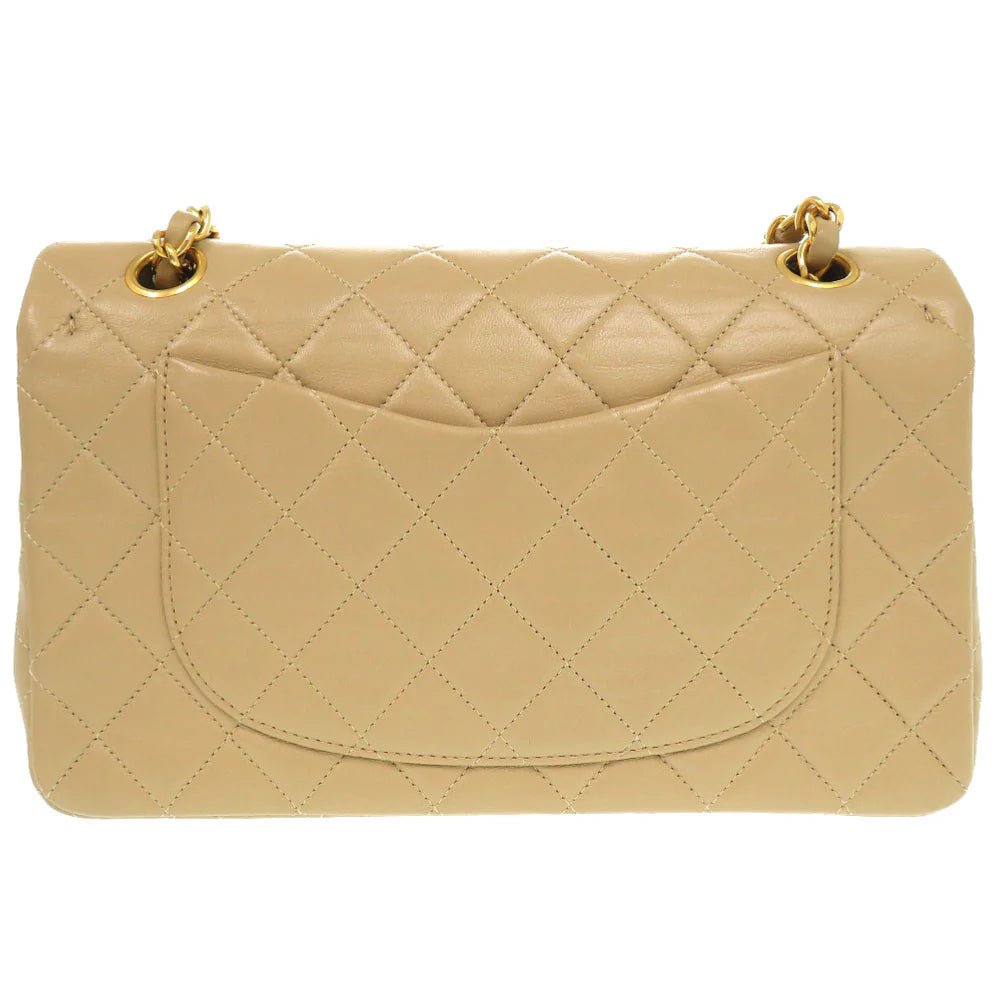 CHANEL – Shoulder Bag – Model No. A01113 – Karl Lagerfeld – 1991 – 100% Authentic Pre - Owned Matelassé 23 Double Flap in Beige Lambskin with COCO Mark Item No. 6G1605L6A3 - LLUXE.CA