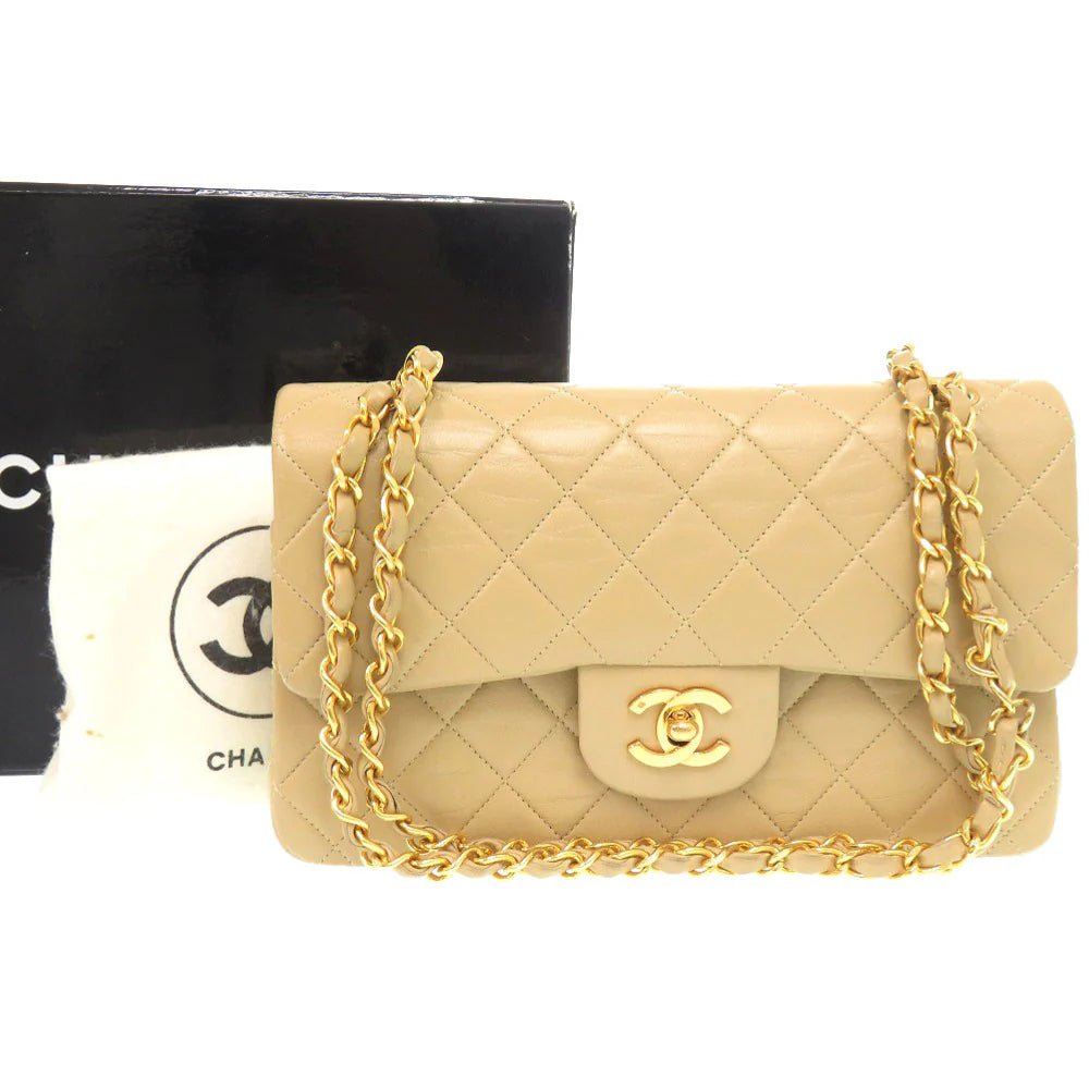 CHANEL – Shoulder Bag – Model No. A01113 – Karl Lagerfeld – 1991 – 100% Authentic Pre - Owned Matelassé 23 Double Flap in Beige Lambskin with COCO Mark Item No. 6G1605L6A3 - LLUXE.CA