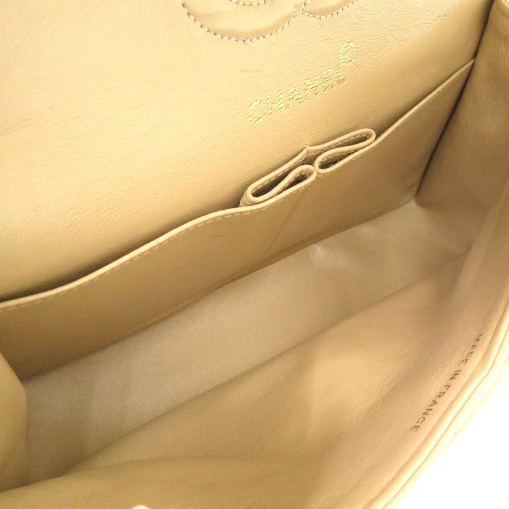 CHANEL – Shoulder Bag – Model No. A01113 – Karl Lagerfeld – 1991 – 100% Authentic Pre - Owned Matelassé 23 Double Flap in Beige Lambskin with COCO Mark Item No. 6G1605L6A3 - LLUXE.CA