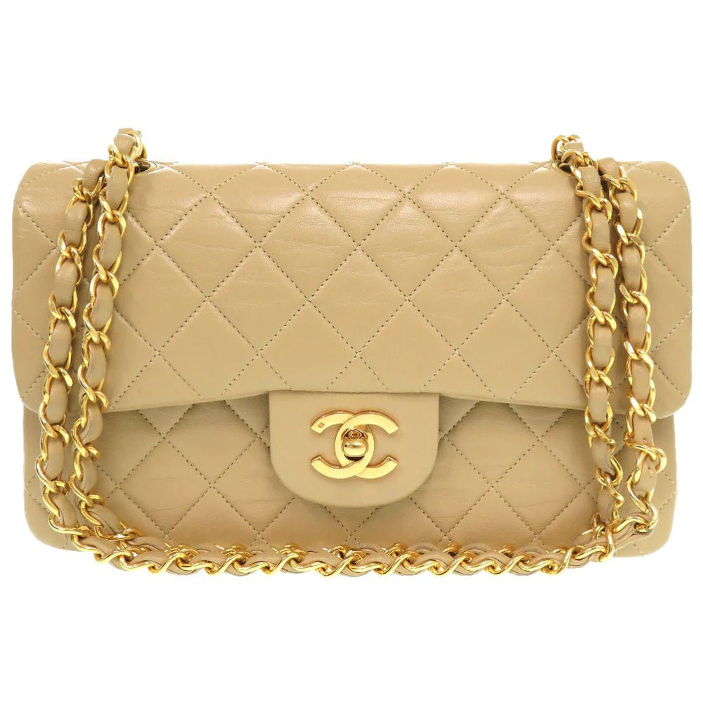 CHANEL – Shoulder Bag – Model No. A01113 – Karl Lagerfeld – 1991 – 100% Authentic Pre - Owned Matelassé 23 Double Flap in Beige Lambskin with COCO Mark Item No. 6G1605L6A3 - LLUXE.CA