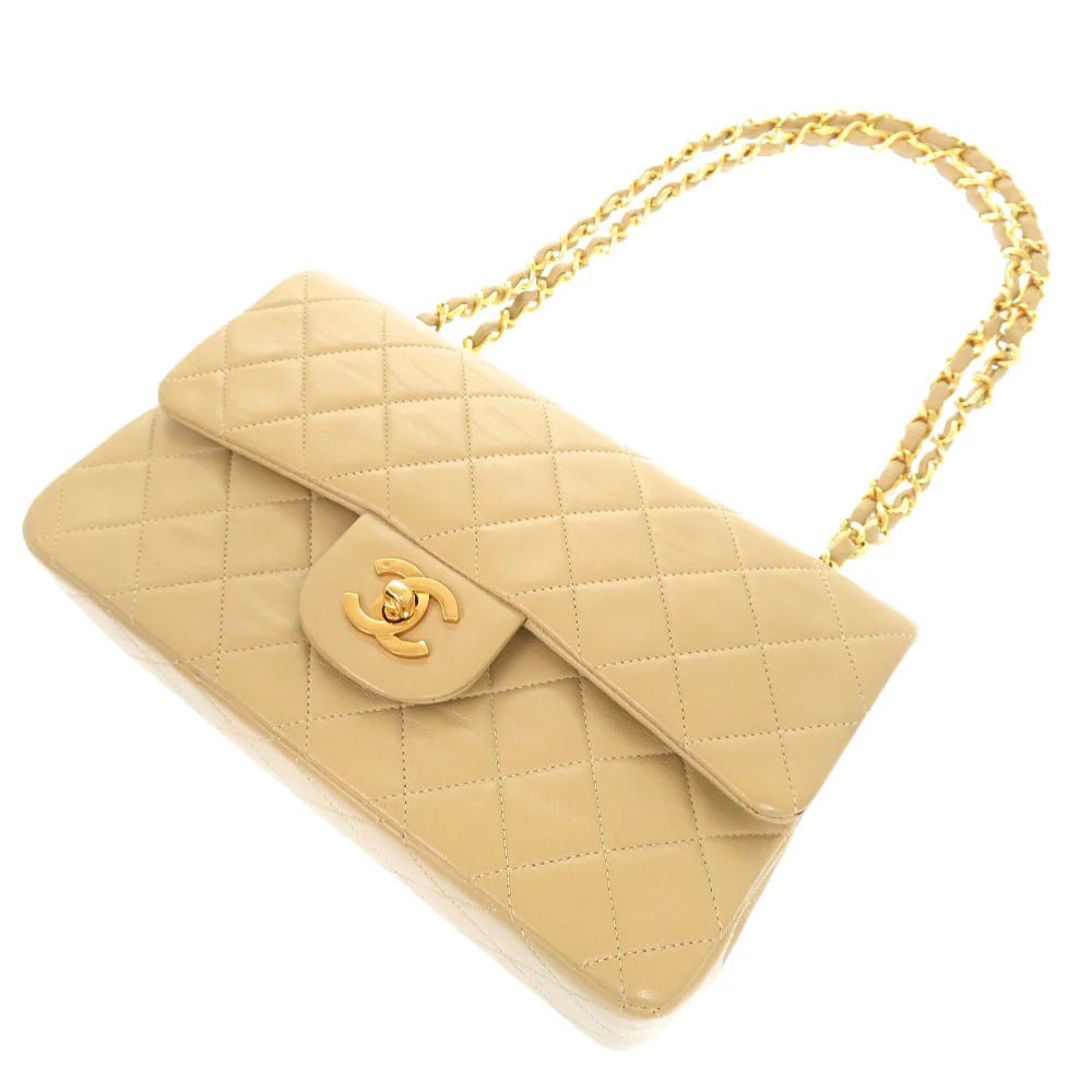 CHANEL – Shoulder Bag – Model No. A01113 – Karl Lagerfeld – 1991 – 100% Authentic Pre - Owned Matelassé 23 Double Flap in Beige Lambskin with COCO Mark Item No. 6G1605L6A3 - LLUXE.CA