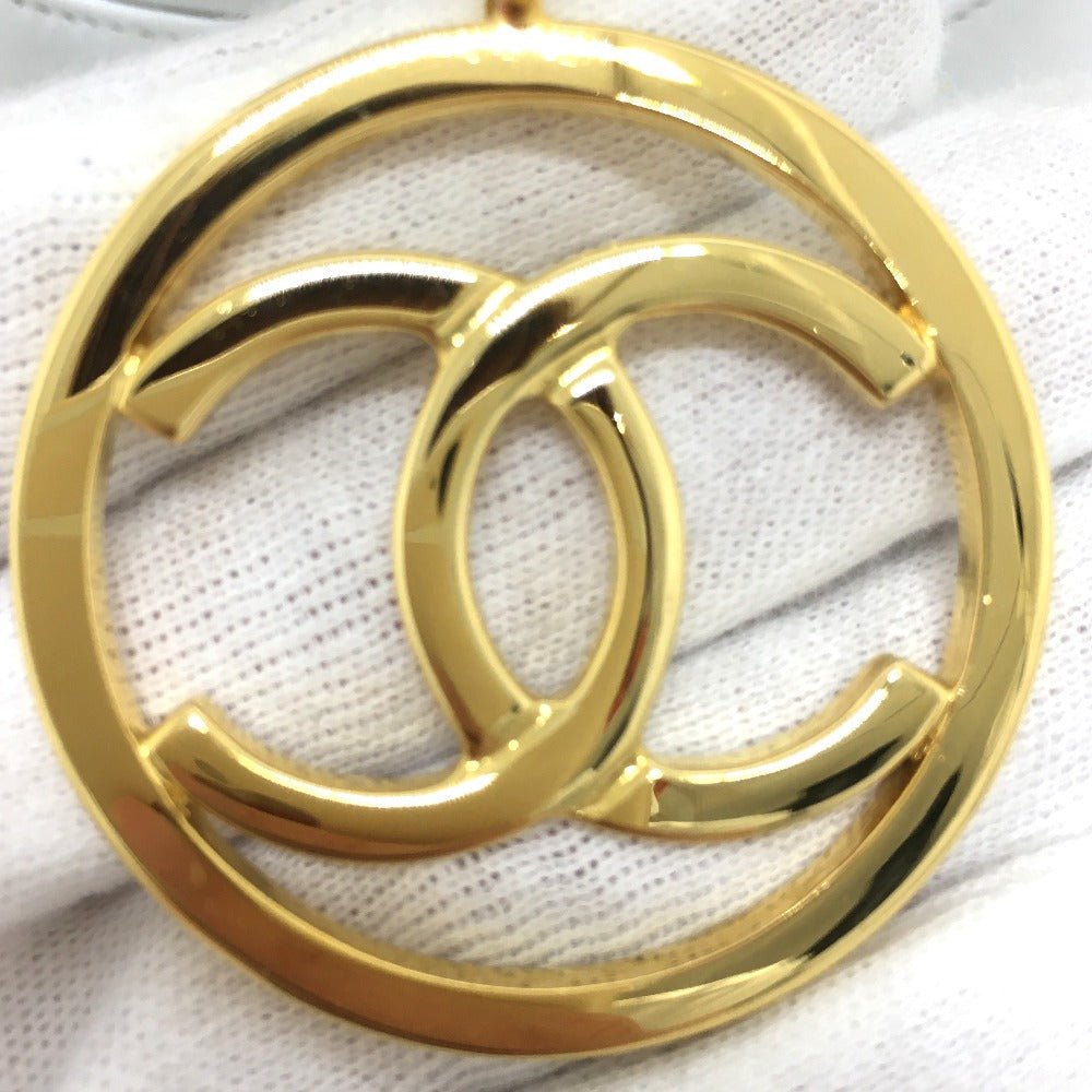 Chanel Vintage Matelassé CC COCO Mark Shoulder Bag in White Lambskin with Gold - Tone Hardware – Circa 1980s, Made in Italy – Pre - Owned, 100% Authentic (Genuine) Item No.: 3823 - 20964 - 13 - LLUXE.CA