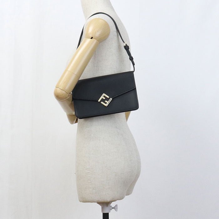FENDI – Chain Wallet – Model No. FE88615 – FF Diamond – Silvia Venturini Fendi – 2020 – 100% Authentic Pre - Owned Item No:usdfe88615011 　　 　　 - LLUXE.CA