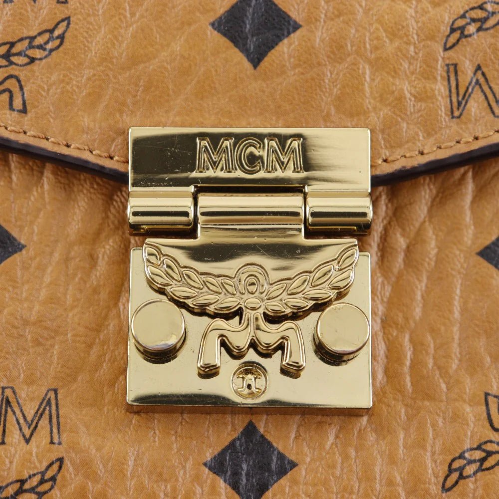 MCM – Shoulder Bag / 2 - Way Clutch – Model No. MYZ 28AME05 CO001 – Vicetos Tracy Medium – PVC & Leather – Michael Cromer – 2018 – 100% Authentic Pre - Owned Item No.: G221624002 - LLUXE.CA